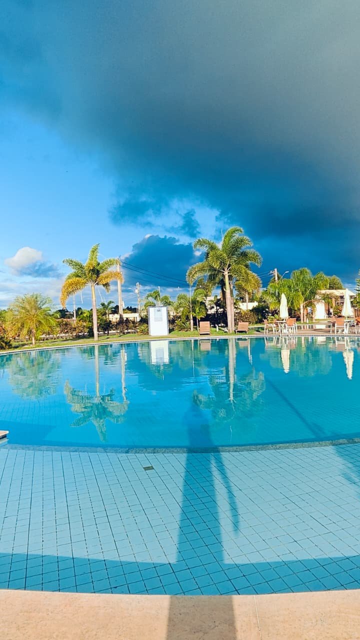 Área de lazer e piscina do condomínio